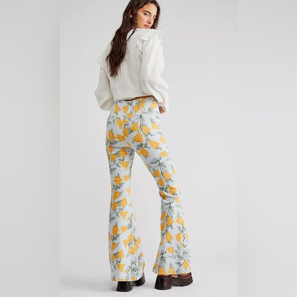 Free People Venice Beach Printed Flare Jeans in Sky Combo Cali Poppies. Size 26 - Picture 2 of 4